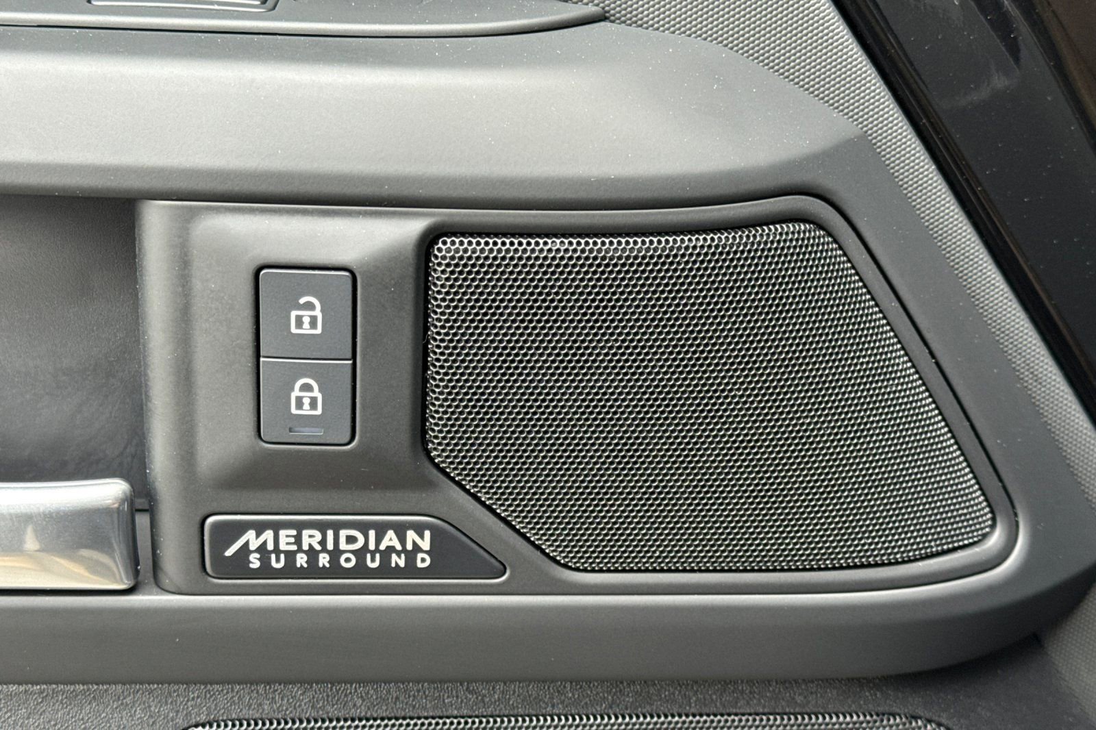 Used 2025 Land Rover Defender 110 X-Dynamic SE image 19