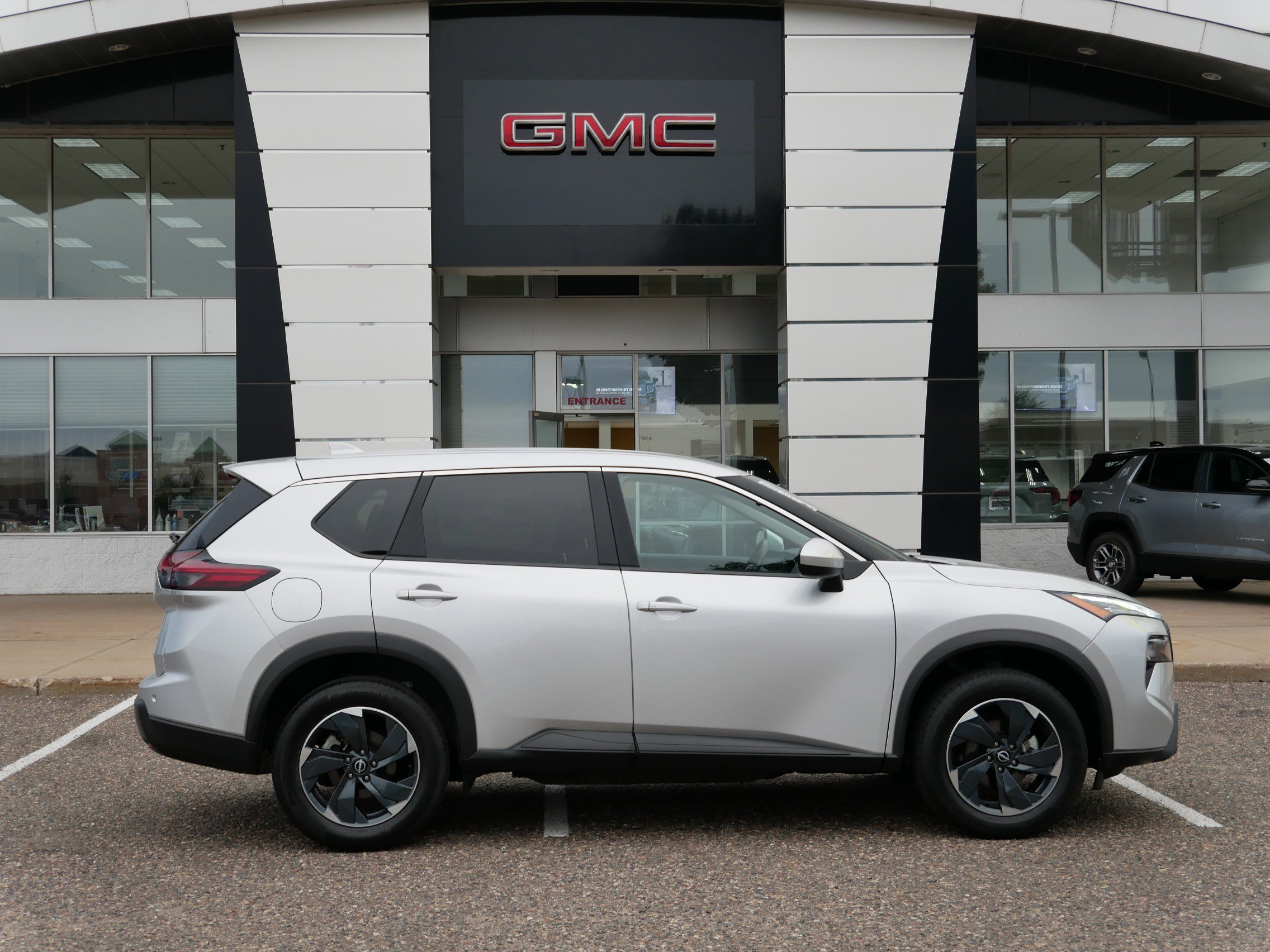 Used 2024 Nissan Rogue SV image 2
