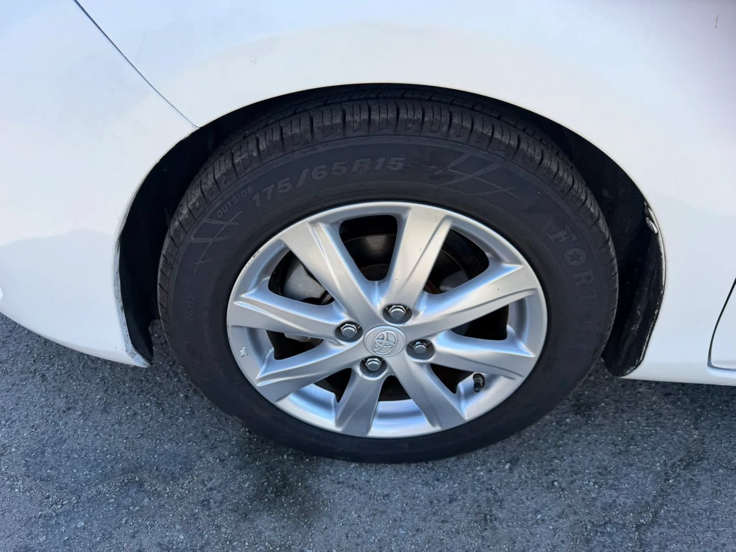 Used 2015 Toyota Yaris LE FWD image 29