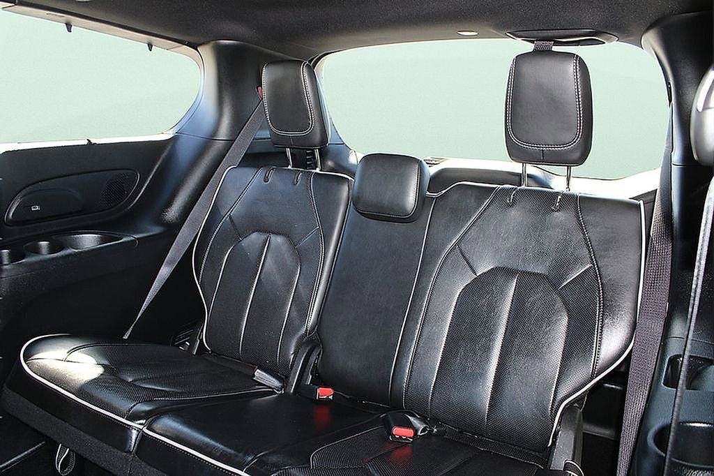 Used 2025 Chrysler Pacifica Limited image 9