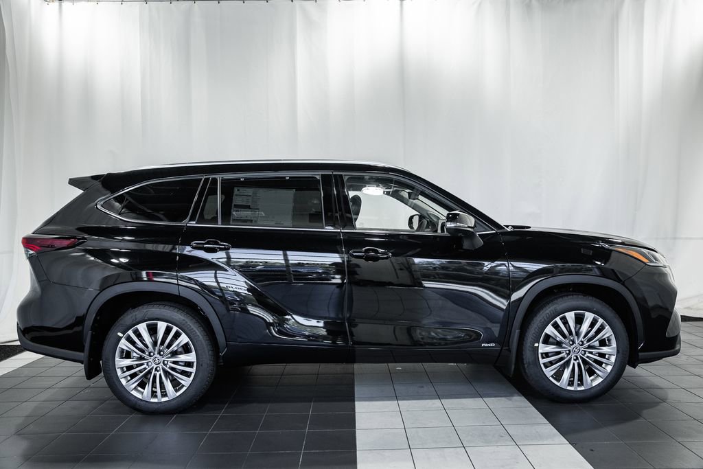 New 2026 Toyota Highlander Platinum image 3