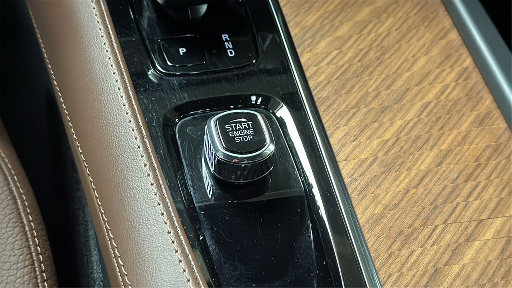 Used 2023 Volvo XC90 B6 Plus image 25