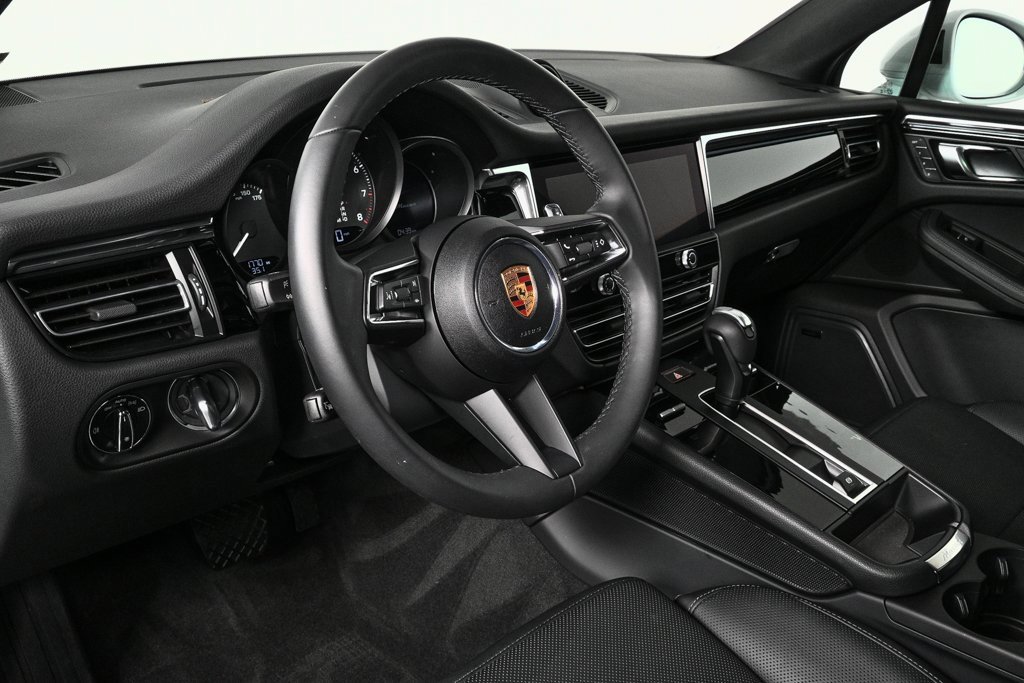 Used 2025 Porsche Macan image 4
