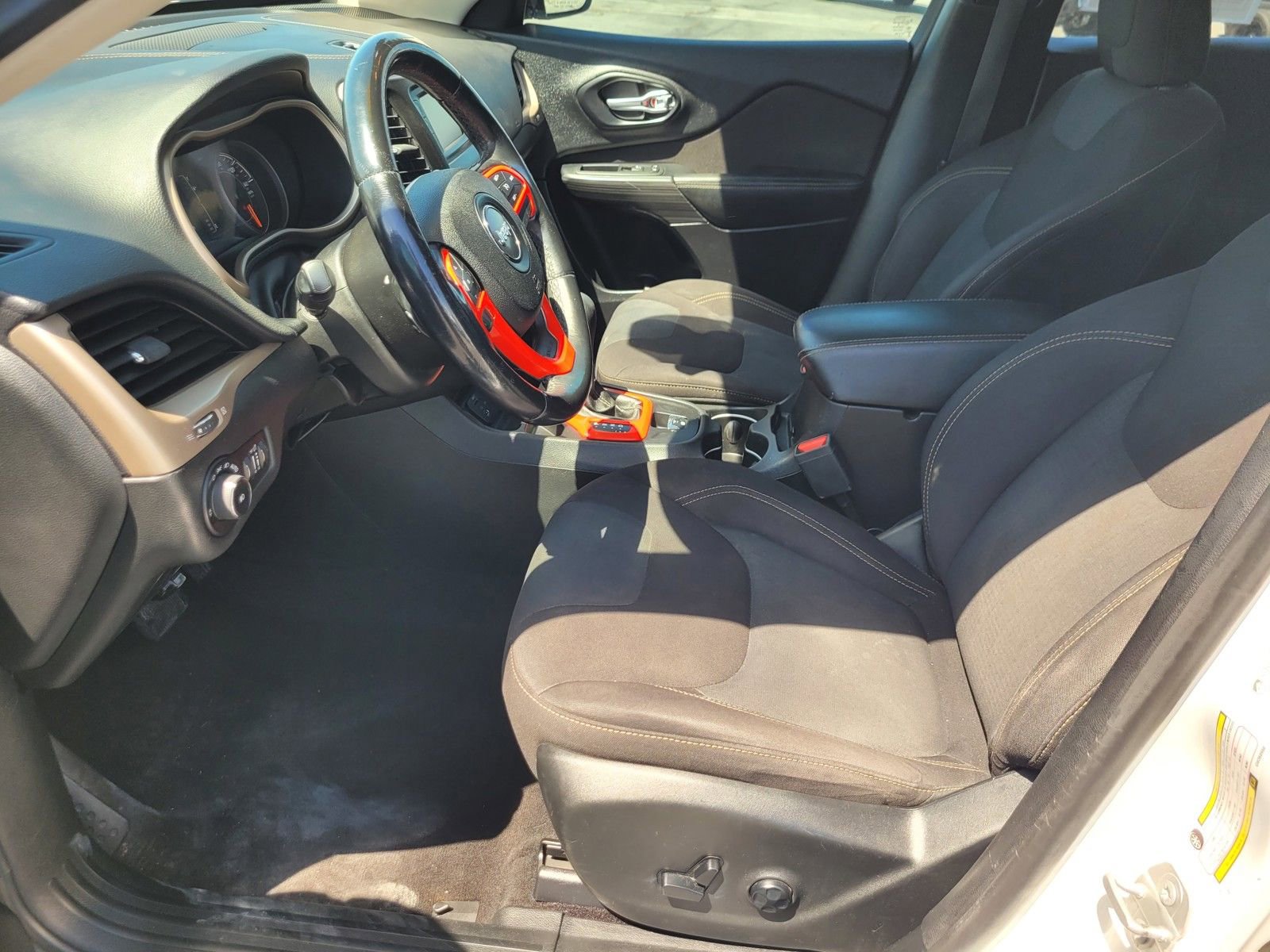 Used 2016 Jeep Cherokee Latitude w/ Safety/Convenience Group FWD image 15