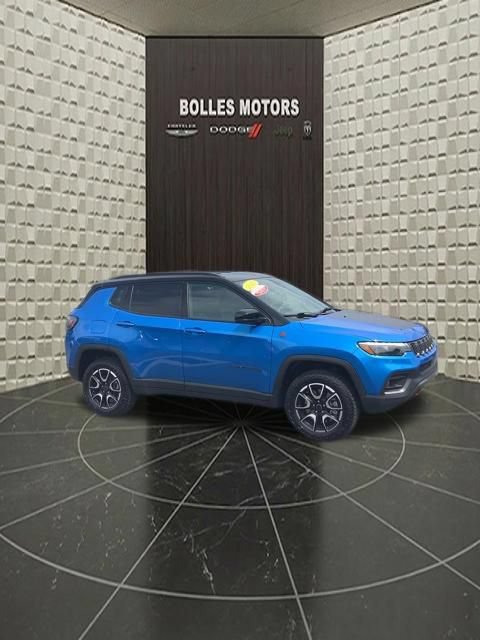 Certified 2025 Jeep Compass Trailhawk w/ Trailhawk Elite Group AWD/4WD image 3