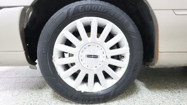 Used 2003 Lincoln Town Car Executive RWD image 19