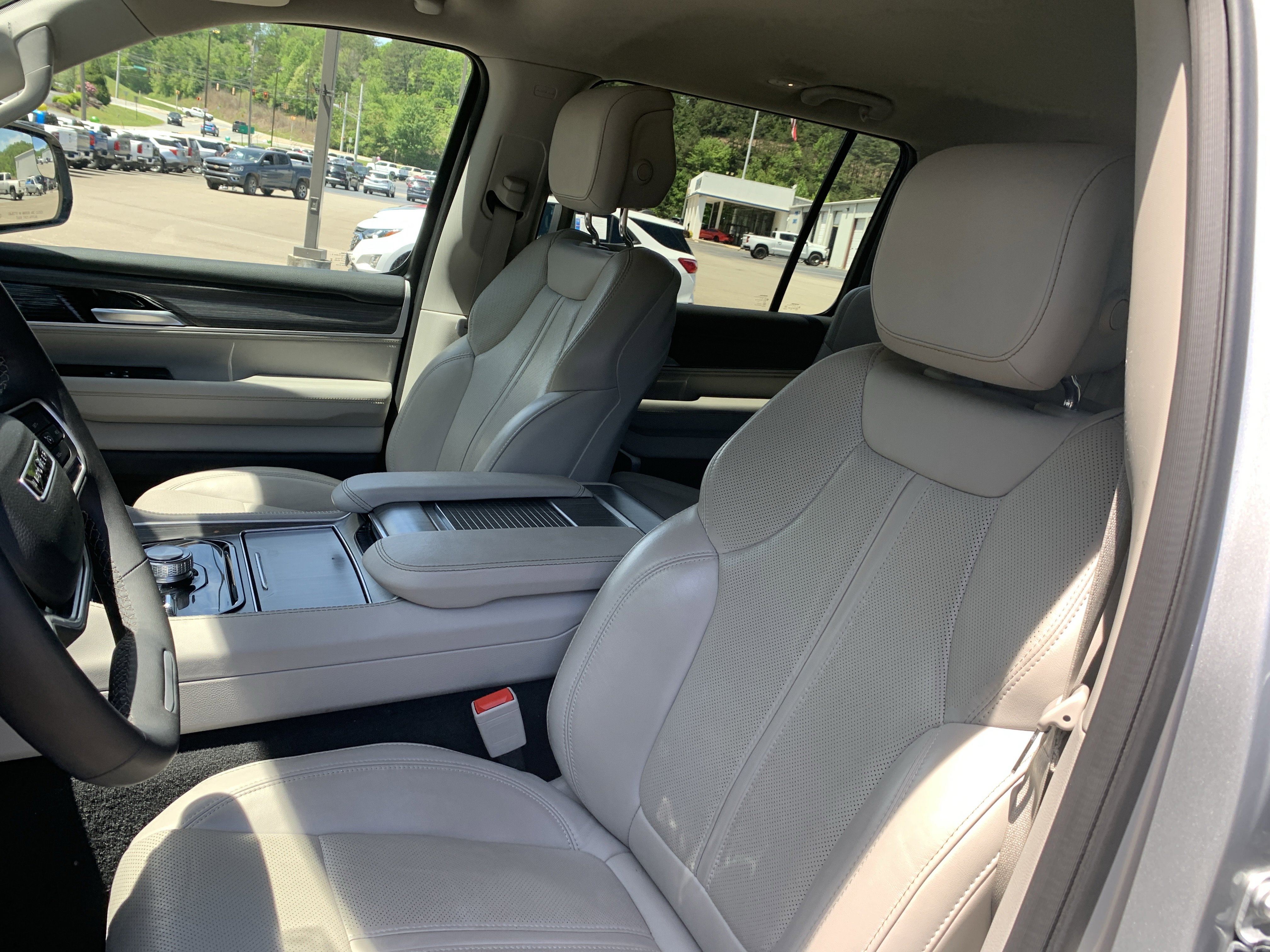 Used 2024 Jeep Wagoneer L Series II w/ Flexible Seating Group AWD/4WD image 15