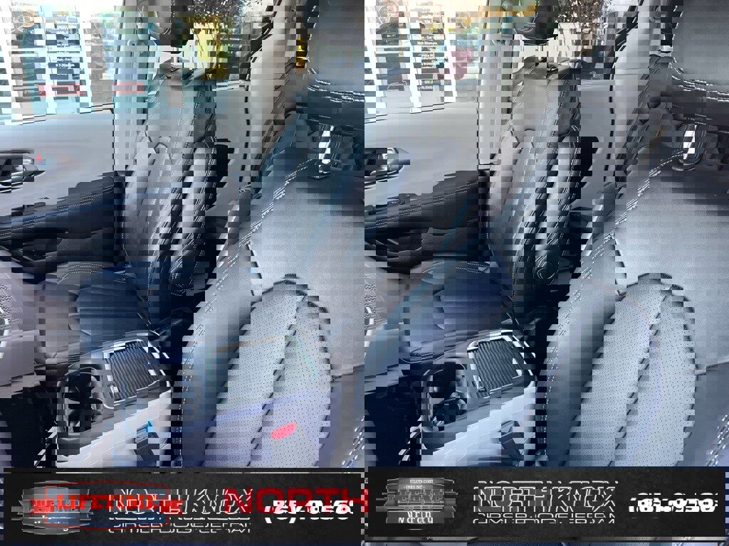 Used 2024 Chrysler Pacifica Touring-L image 4