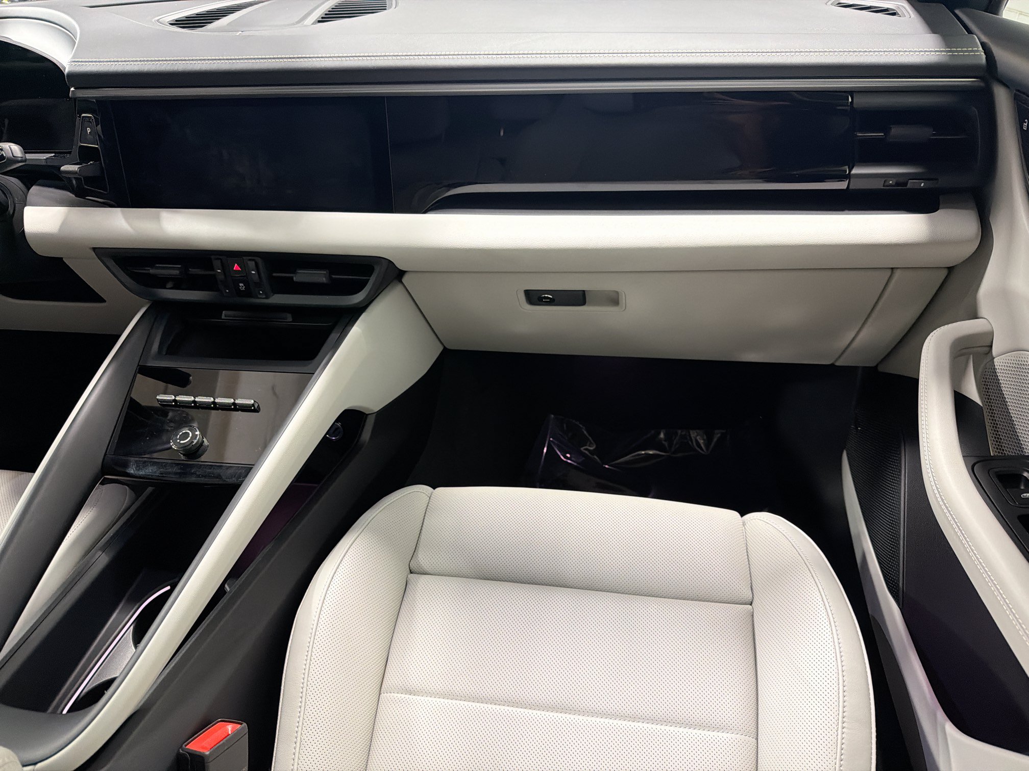 Certified 2026 Porsche Macan Electric RWD image 19