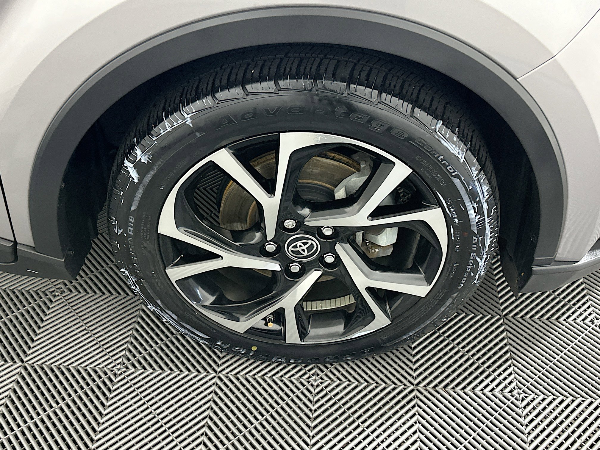 Used 2020 Toyota C-HR XLE FWD image 11