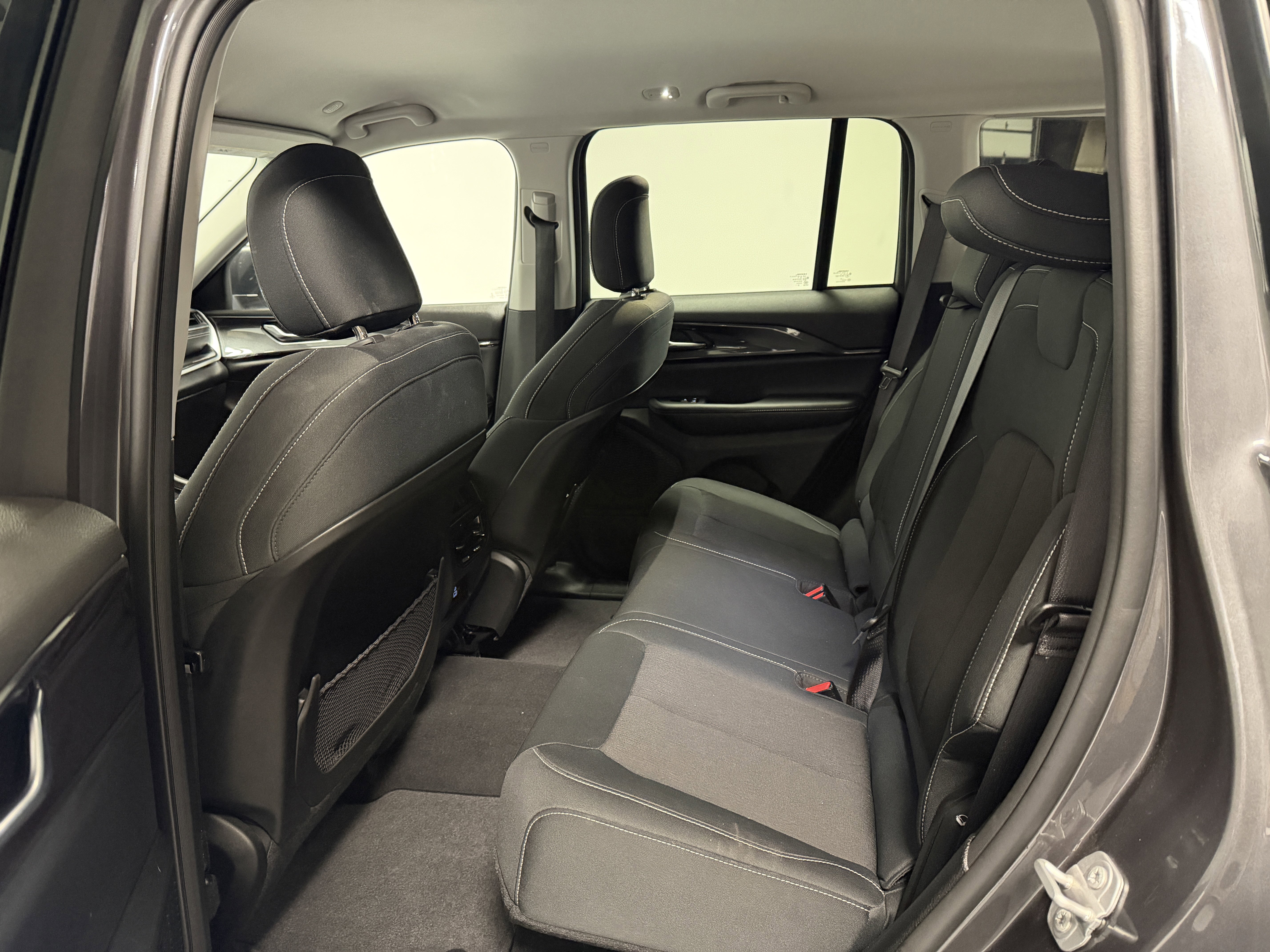 Used 2023 Jeep Grand Cherokee Laredo image 26