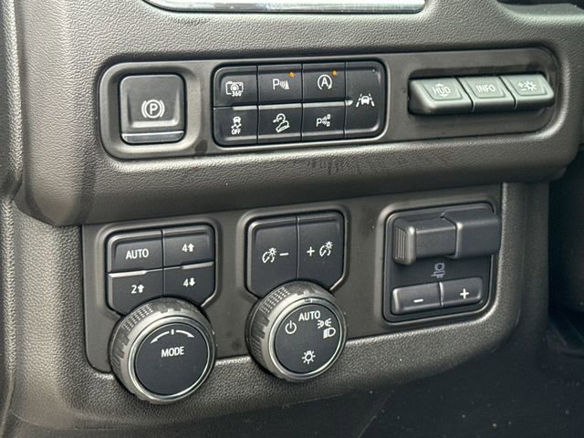 Used 2024 Chevrolet Suburban Premier w/ Advanced Technology Package AWD/4WD image 23