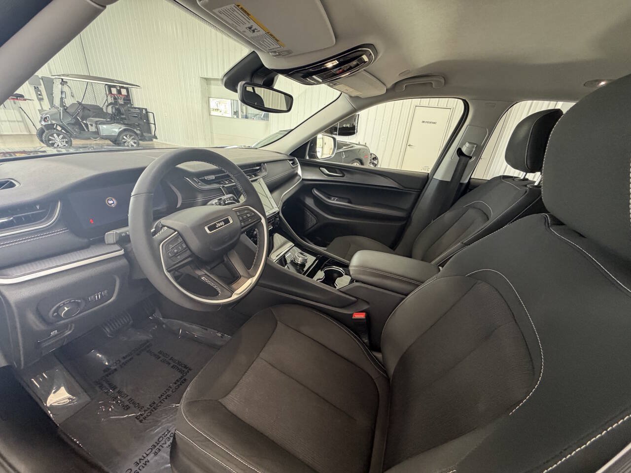 Used 2023 Jeep Grand Cherokee Laredo w/ Luxury Tech Group I AWD/4WD image 10