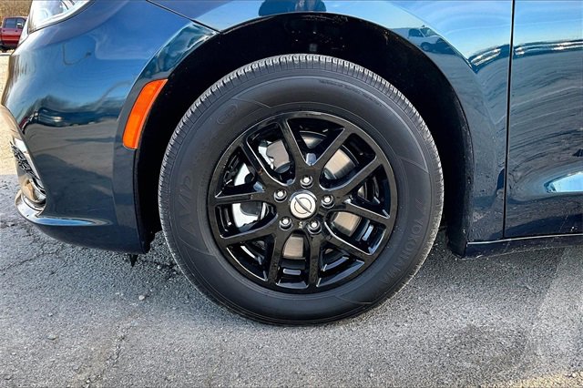 Used 2025 Chrysler Pacifica Select image 34