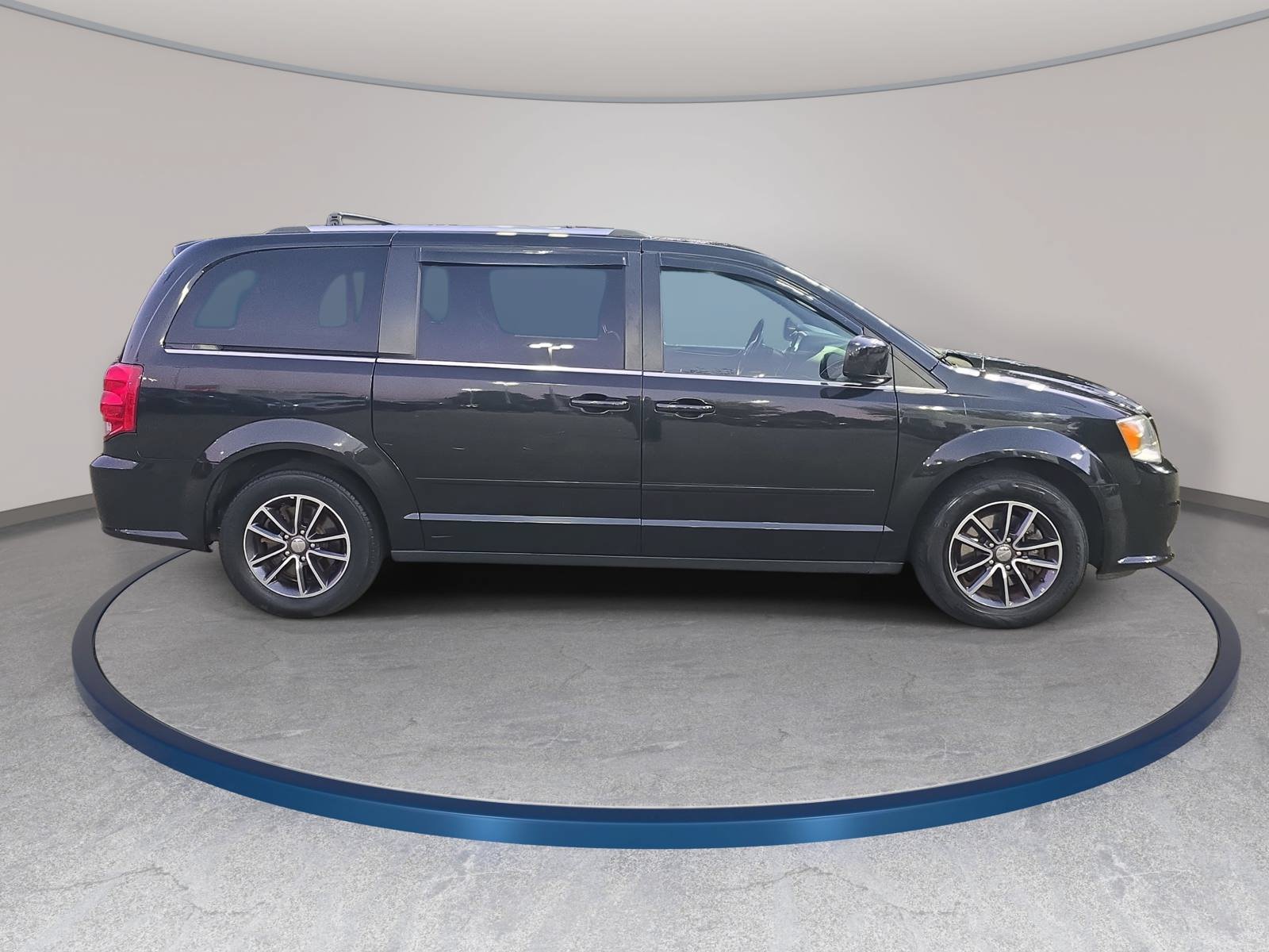 Used 2017 Dodge Grand Caravan SXT FWD image 4
