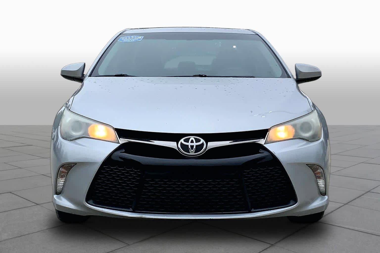 Used 2017 Toyota Camry SE w/ Moonroof Package FWD image 4