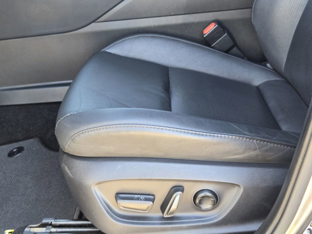 Used 2023 Toyota Crown Limited image 26