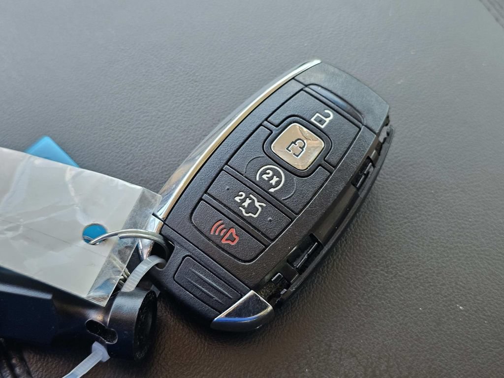 Used 2017 Lincoln Continental Select FWD image 35