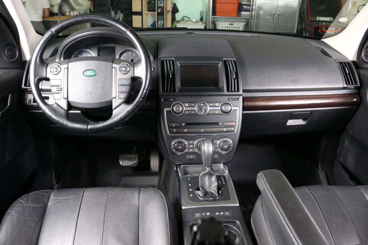 Used 2013 Land Rover LR2 HSE image 2