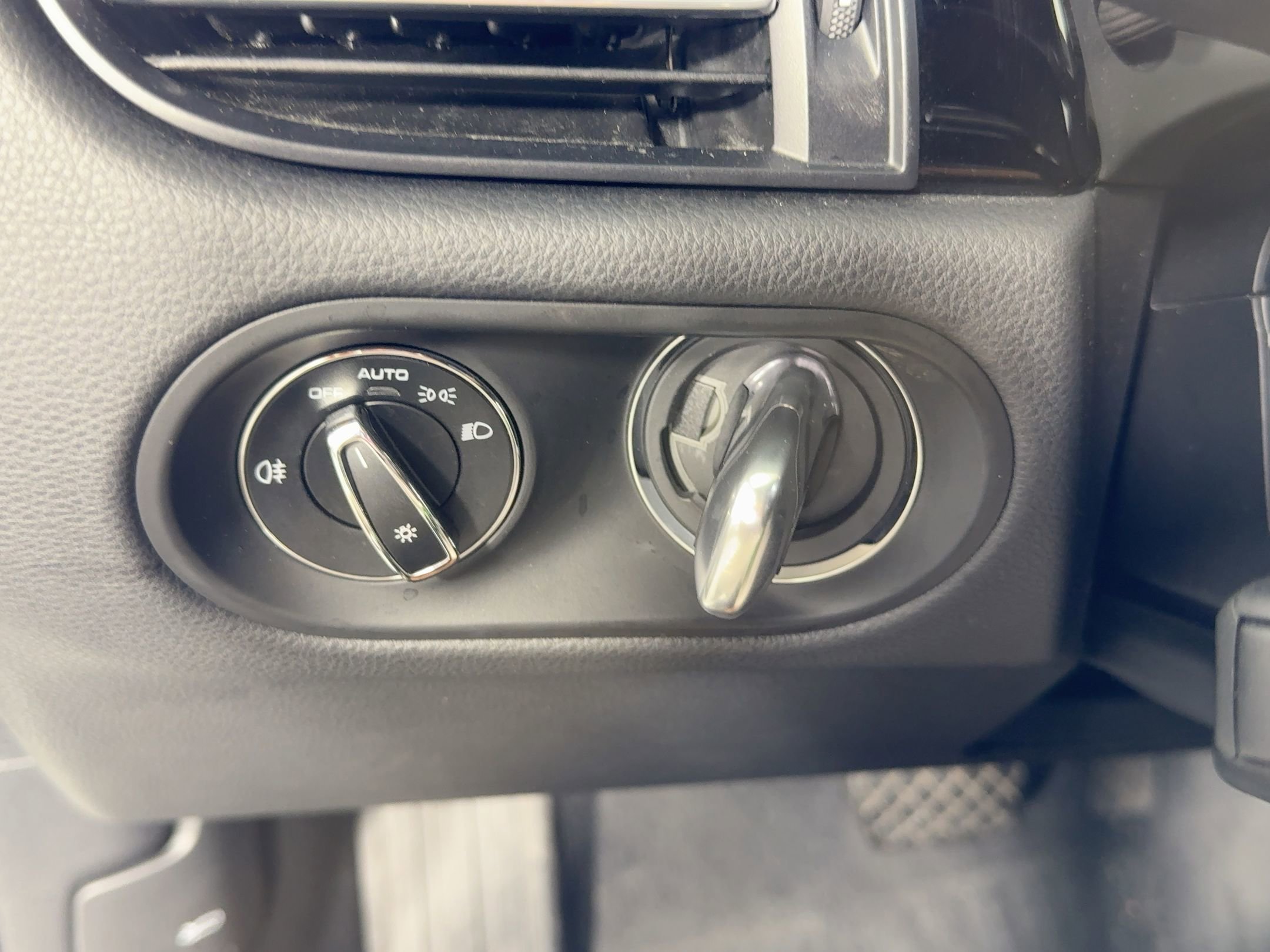 Certified 2024 Porsche Macan image 20