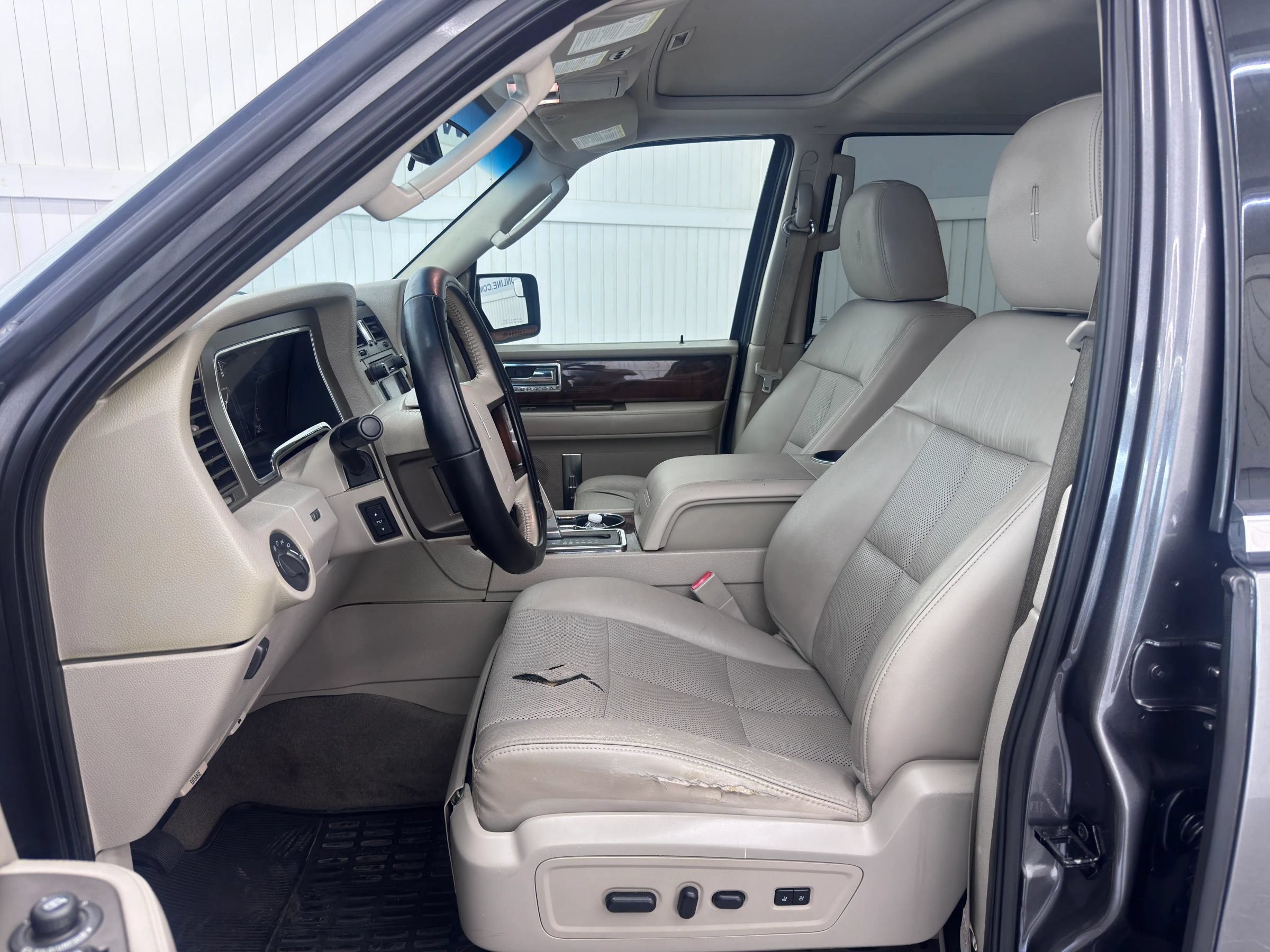Used 2014 Lincoln Navigator 4WD image 9