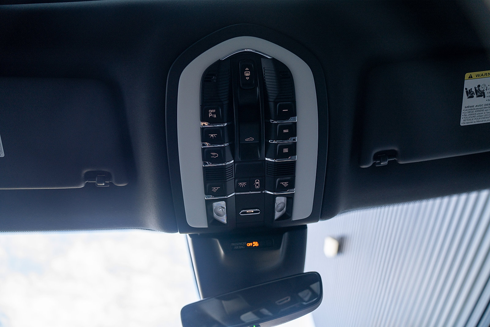 Certified 2025 Porsche Macan AWD/4WD image 10