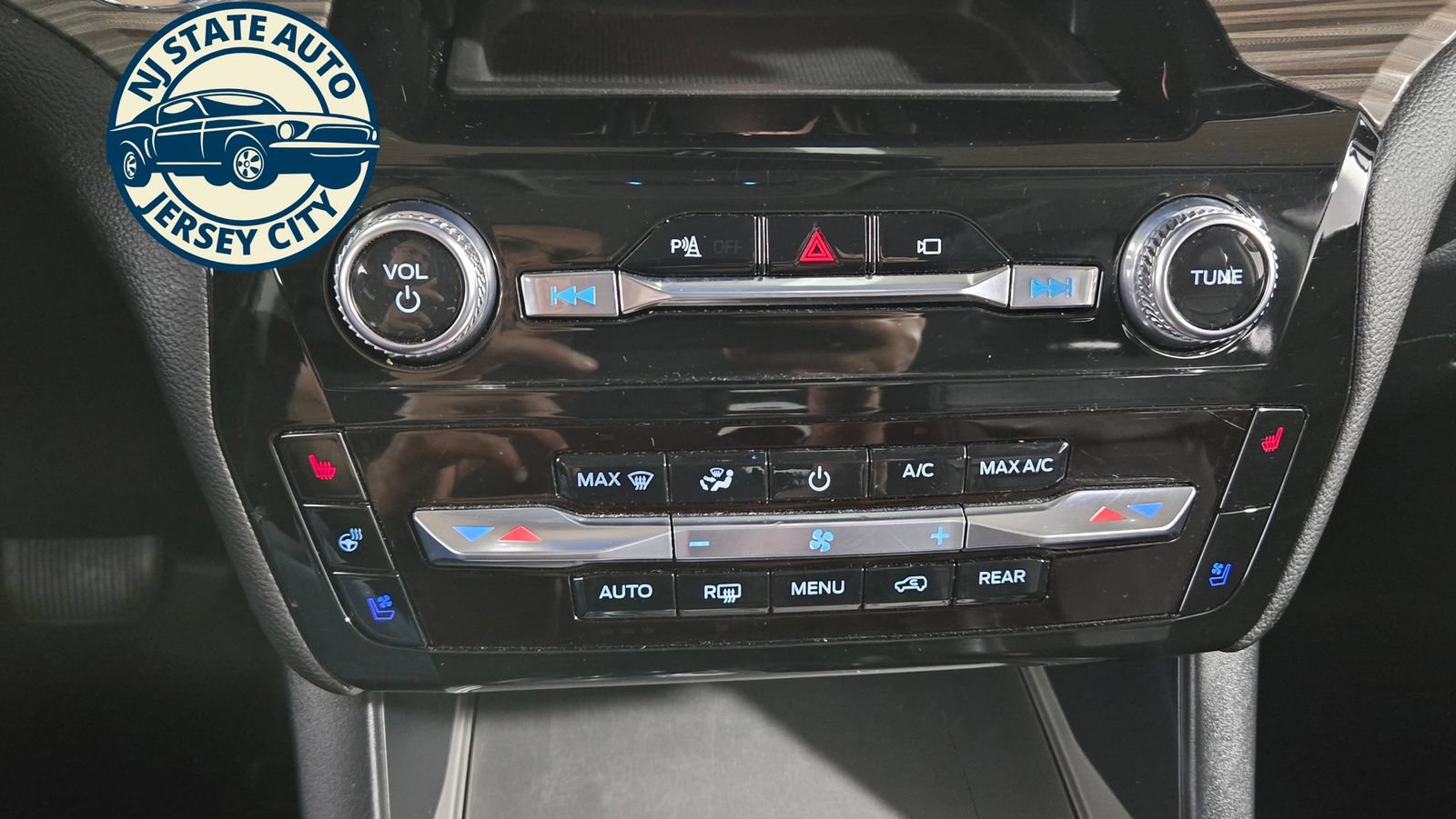 Used 2021 Ford Explorer Limited w/ Equipment Group 301A AWD/4WD image 20