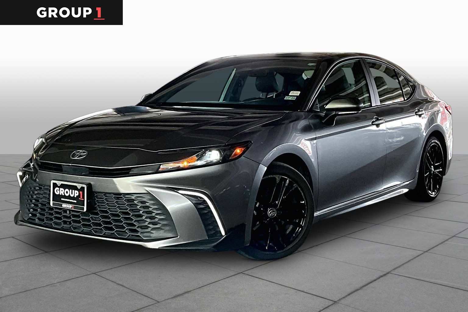 Used 2025 Toyota Camry SE w/ Convenience Package image 1