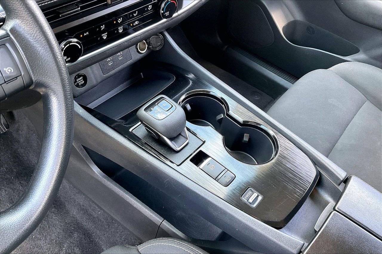 Used 2024 Nissan Rogue S image 31