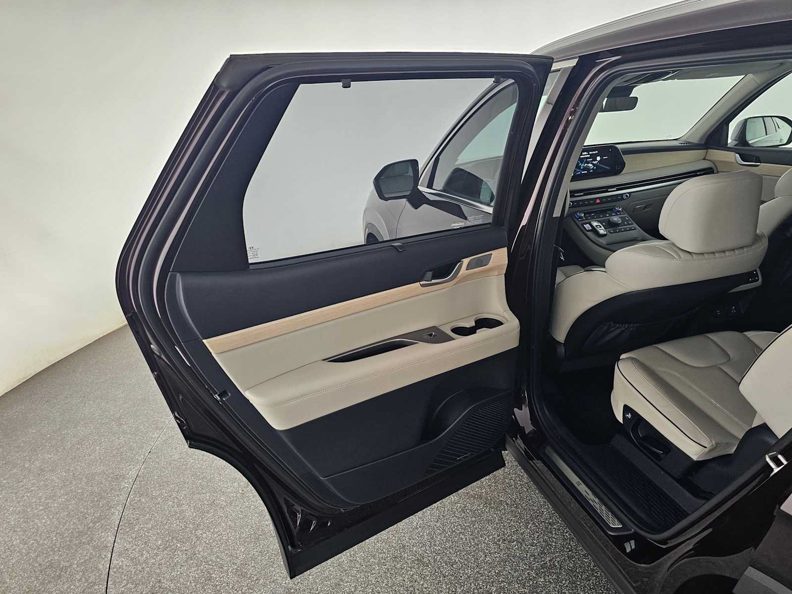 Used 2023 Hyundai Palisade Limited w/ Cargo Package FWD image 17