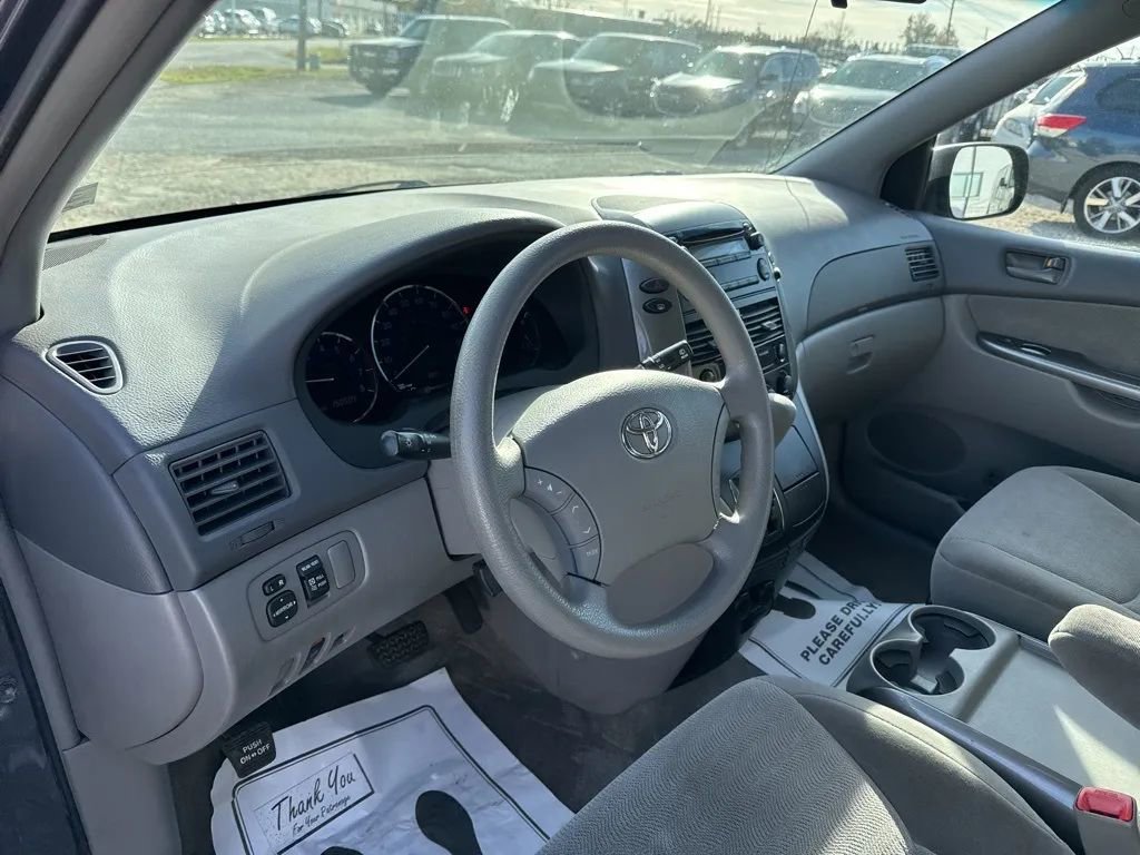 Used 2010 Toyota Sienna LE image 7