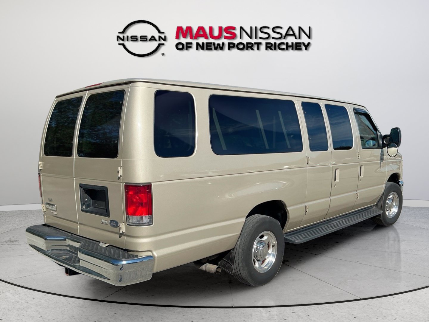 Used 2014 Ford E-350 and Econoline 350 XLT RWD image 8