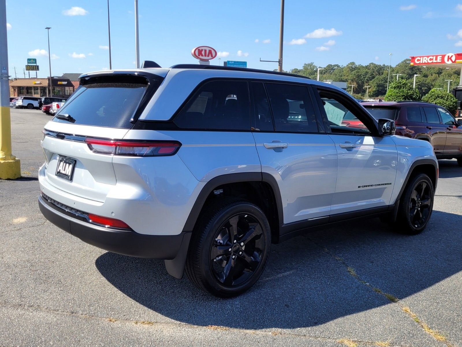 New 2025 Jeep Grand Cherokee Altitude image 9