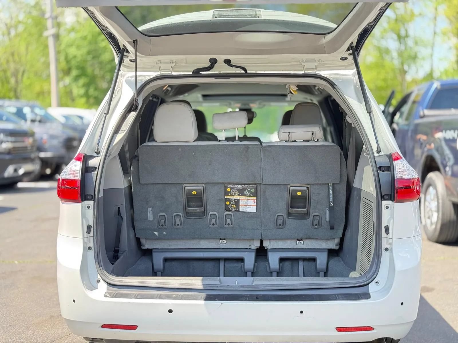 Used 2019 Toyota Sienna XLE w/ XLE Navigation Package FWD image 13