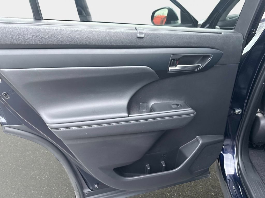 Used 2023 Toyota Highlander XLE image 12