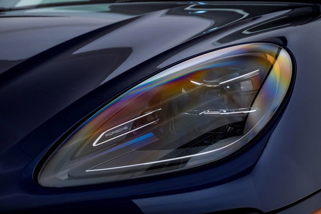 Certified 2023 Porsche Macan image 7