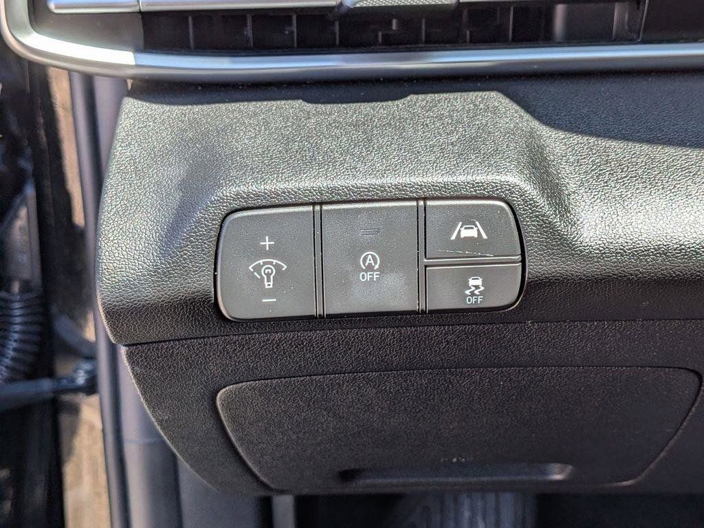 Used 2022 Hyundai Elantra SE FWD image 14