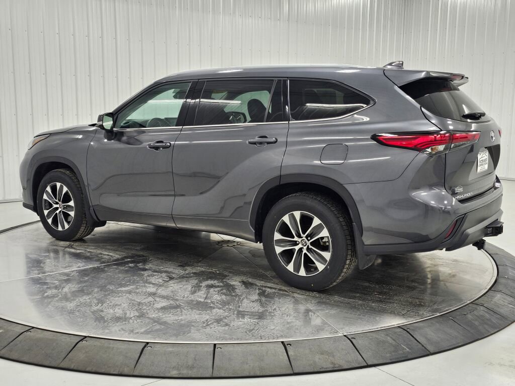 Used 2022 Toyota Highlander XLE image 3