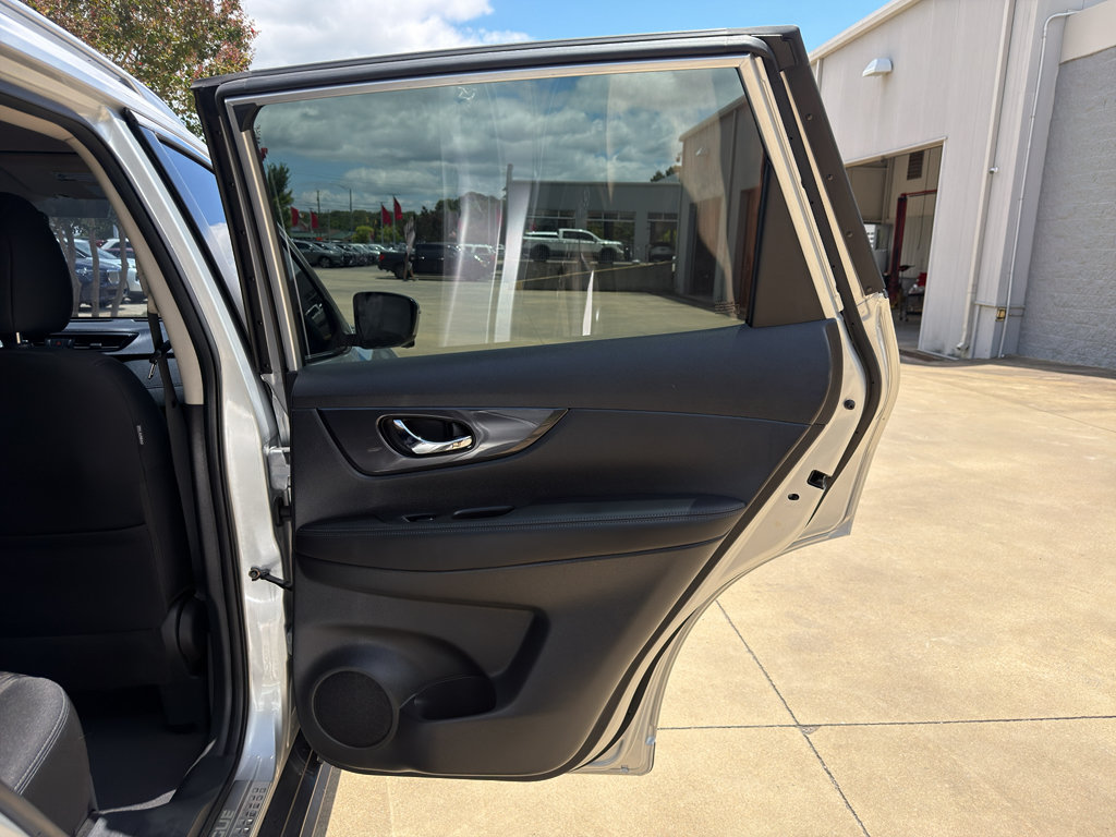 Used 2017 Nissan Rogue SV w/ SV Premium Package FWD image 16