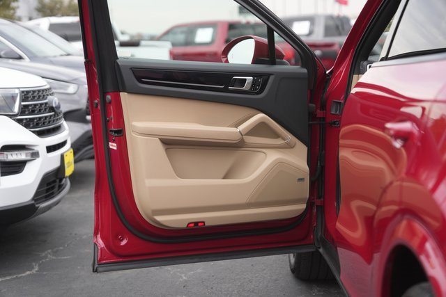 Used 2021 Porsche Cayenne Coupe image 30