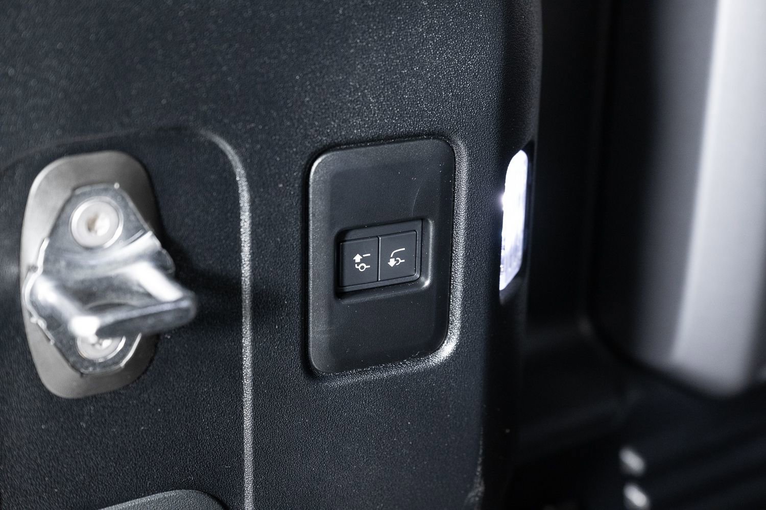 Used 2024 Land Rover Defender 110 SE image 20