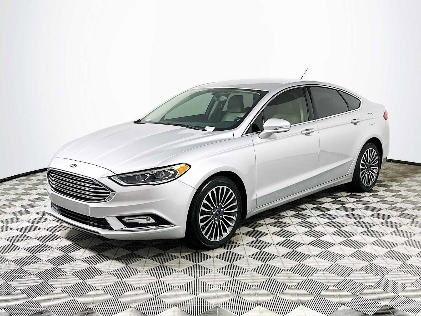 Used 2017 Ford Fusion SE w/ Fusion SE Technology Package image 3