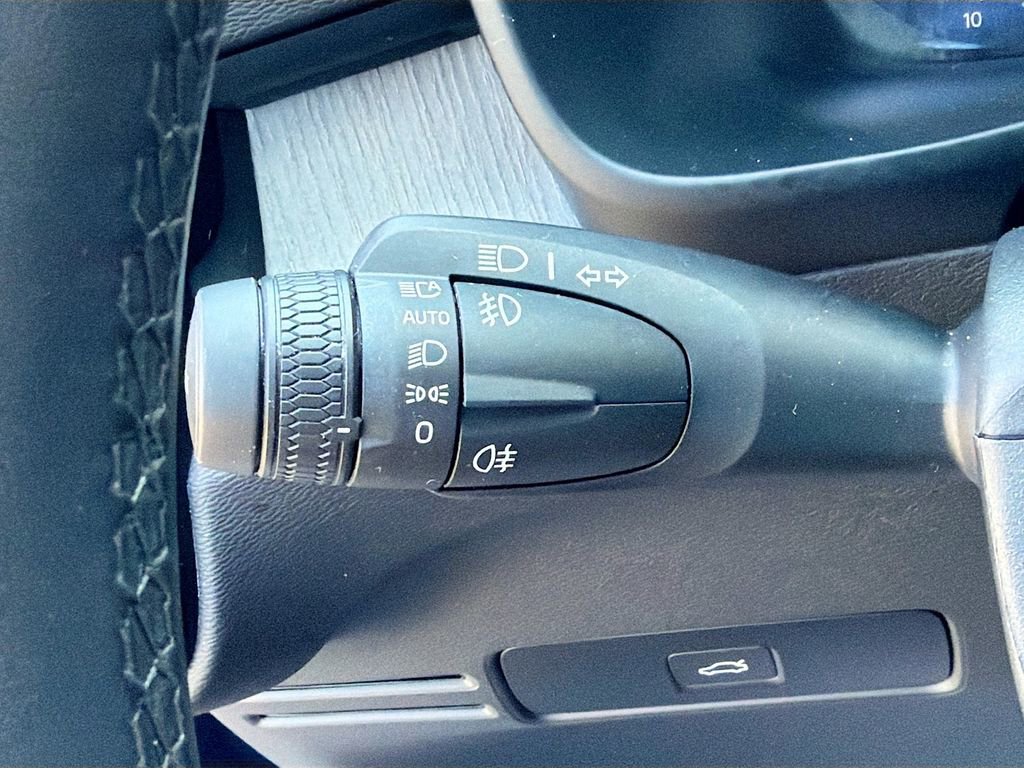 Used 2025 Volvo XC40 B5 Plus image 20