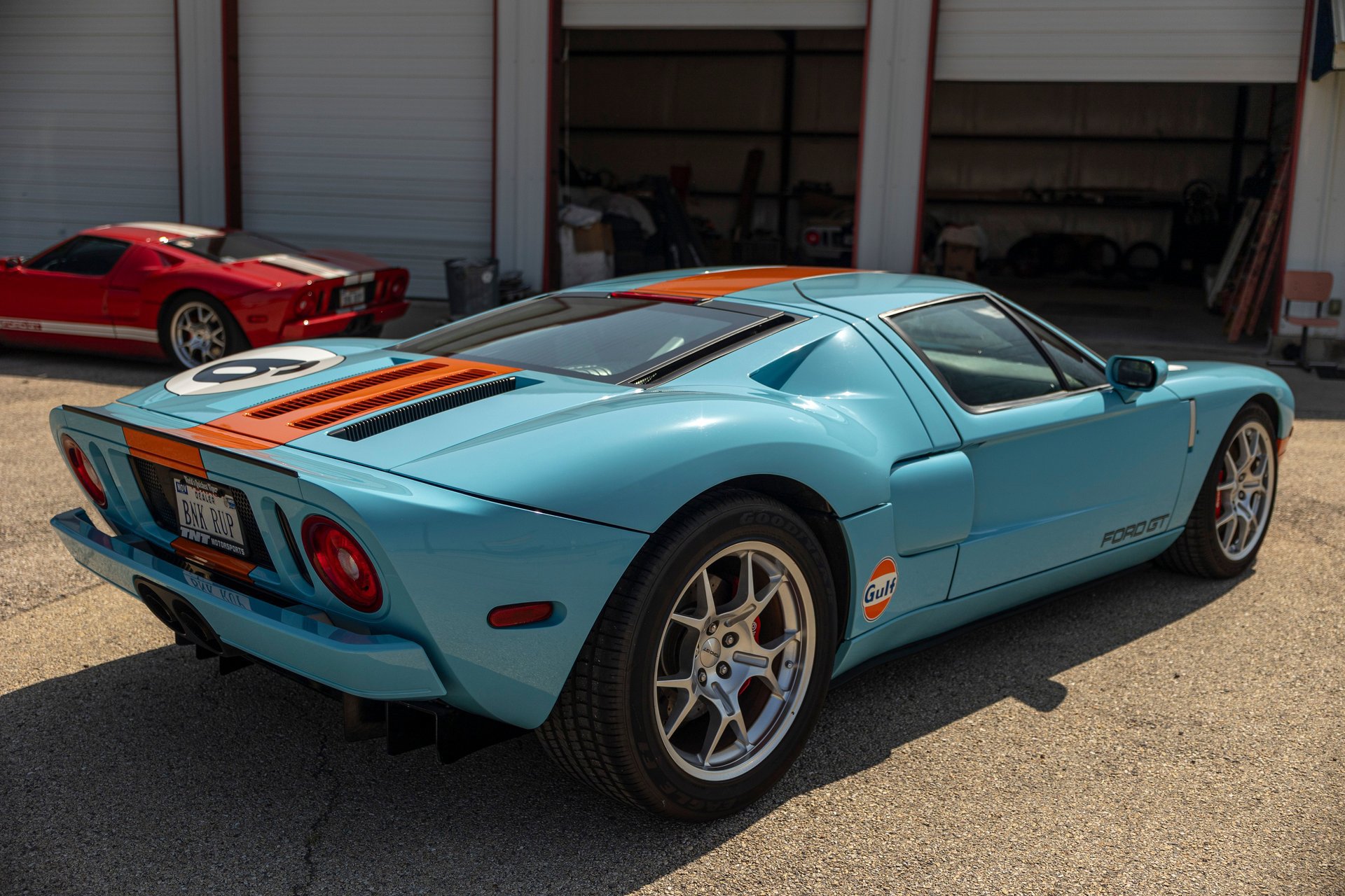 Used 2006 Ford GT RWD image 10