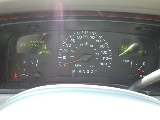 Used 2001 Lincoln Town Car Cartier image 27