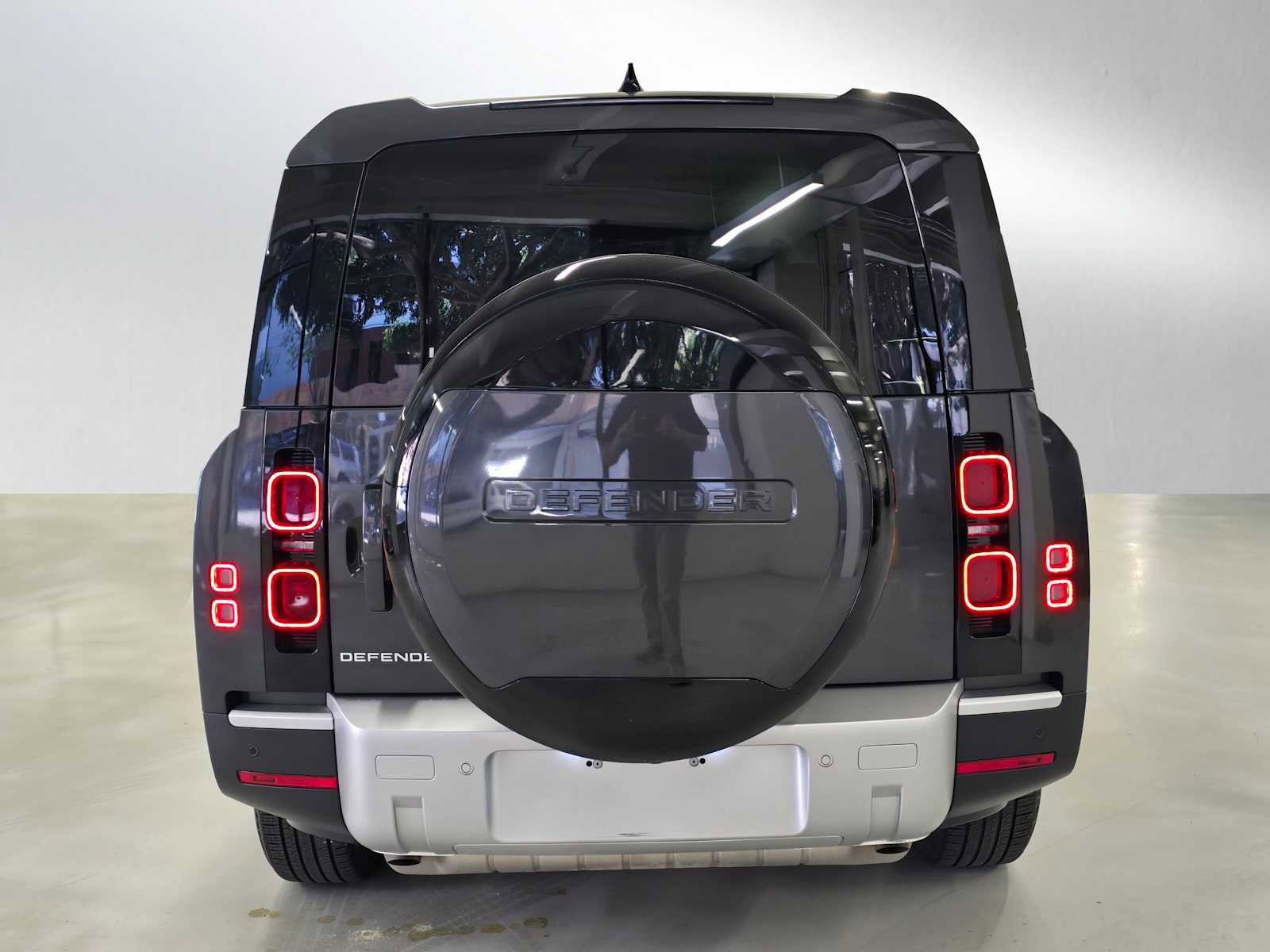 Used 2025 Land Rover Defender 130 S image 4