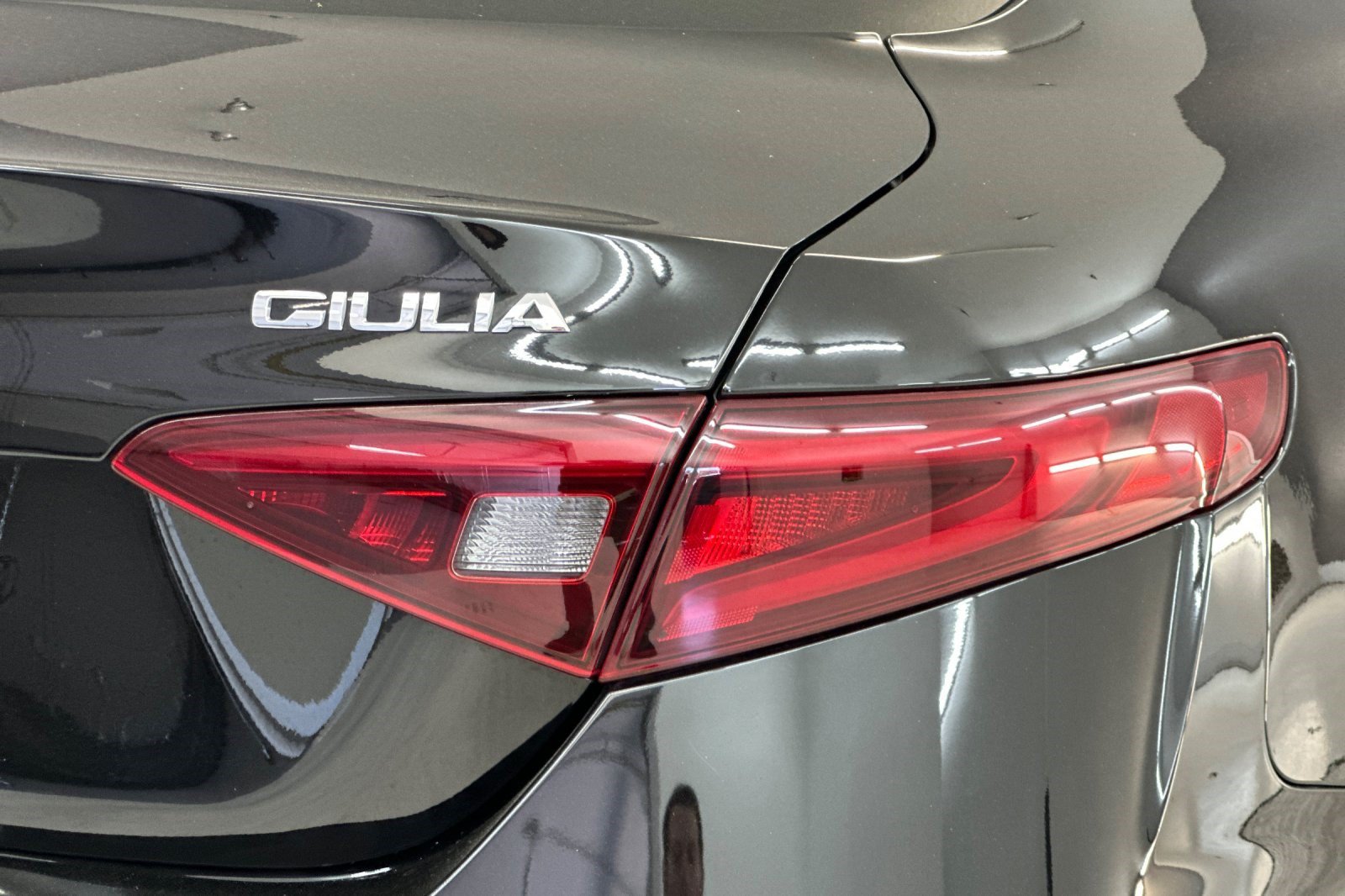 Used 2020 Alfa Romeo Giulia RWD image 27