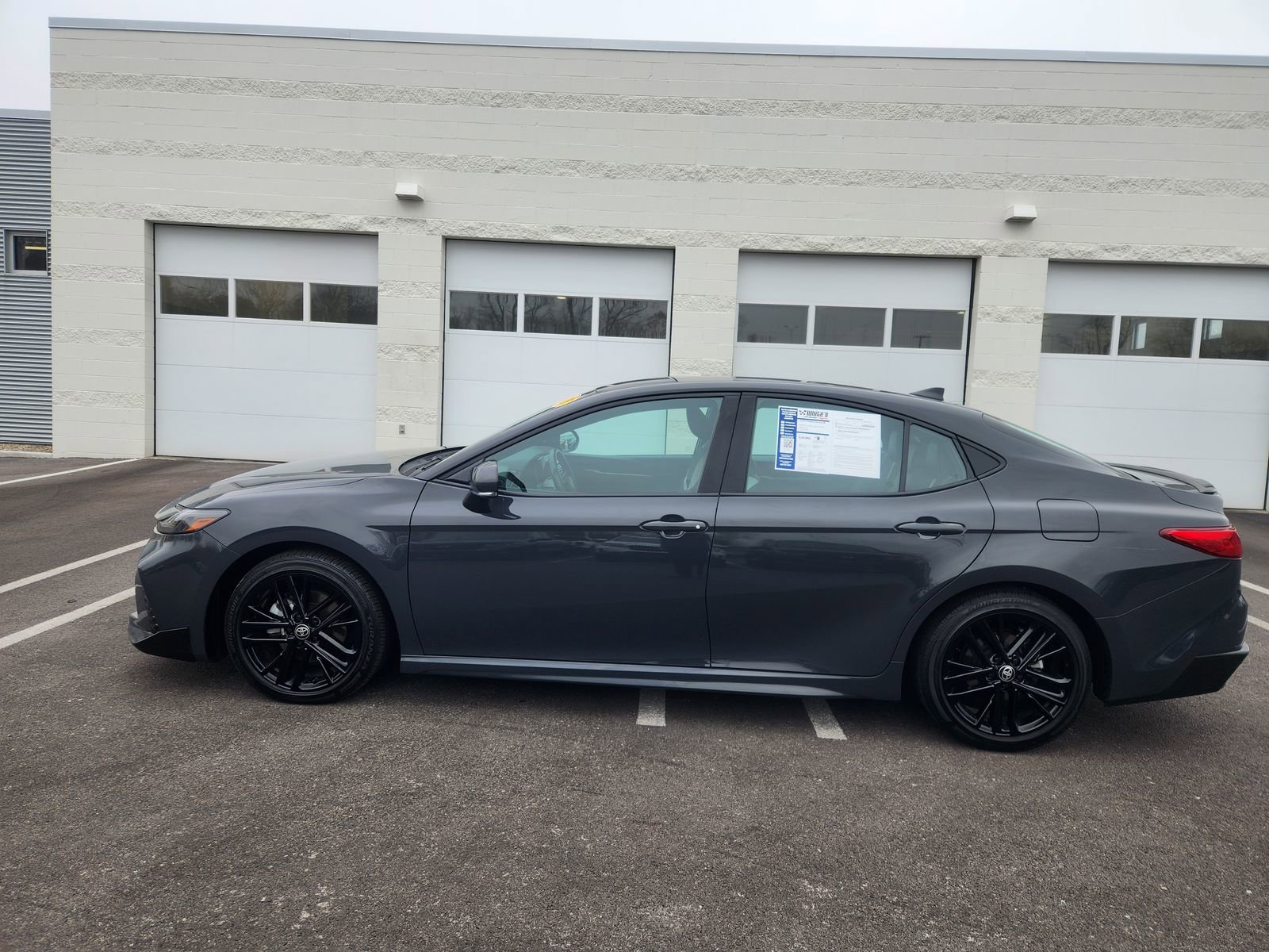 Used 2025 Toyota Camry SE image 3