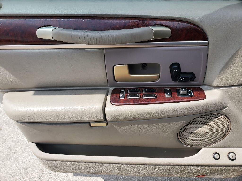 Used 2003 Lincoln Town Car Executive image 14