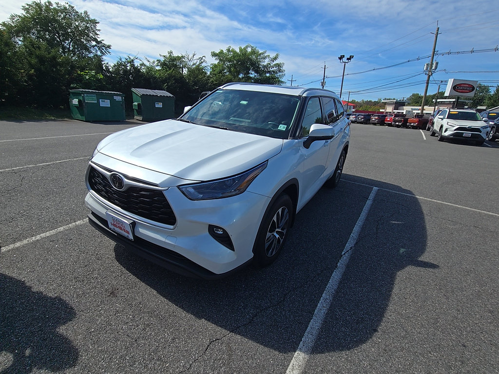 Used 2022 Toyota Highlander XLE AWD/4WD image 3